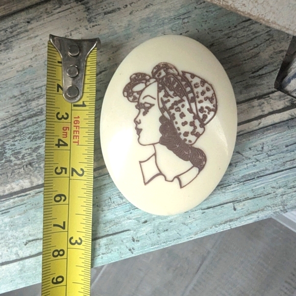 Vintage "Scrimshaw" Cream and Brown Cameo Brooch - Picture 2 of 6